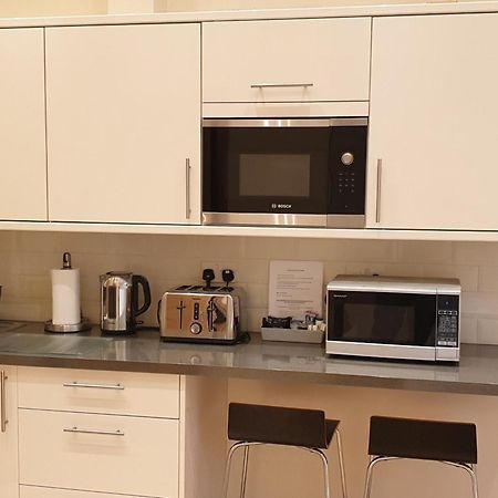 London Luxury Apartments 3 Bedroom Sleeps 8 With 3 Bathrooms 5 Mins Walk To Tube Station Free Parking Ilford Kültér fotó
