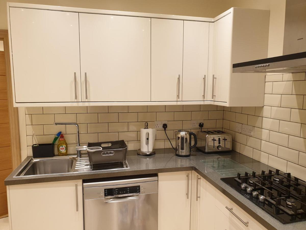 London Luxury Apartments 3 Bedroom Sleeps 8 With 3 Bathrooms 5 Mins Walk To Tube Station Free Parking Ilford Kültér fotó