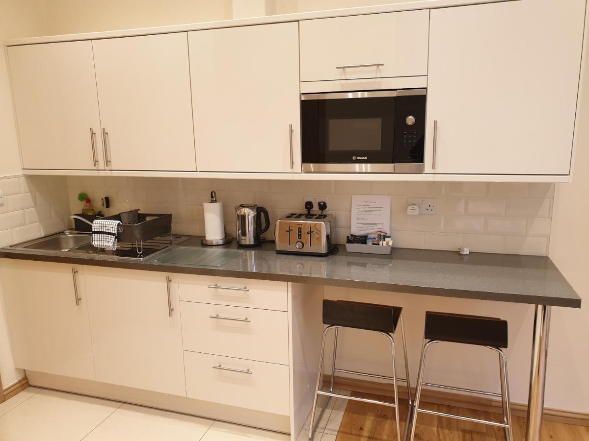 London Luxury Apartments 3 Bedroom Sleeps 8 With 3 Bathrooms 5 Mins Walk To Tube Station Free Parking Ilford Kültér fotó