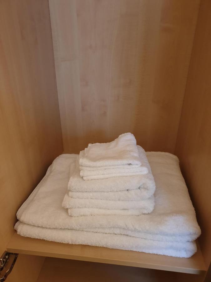 London Luxury Apartments 3 Bedroom Sleeps 8 With 3 Bathrooms 5 Mins Walk To Tube Station Free Parking Ilford Kültér fotó