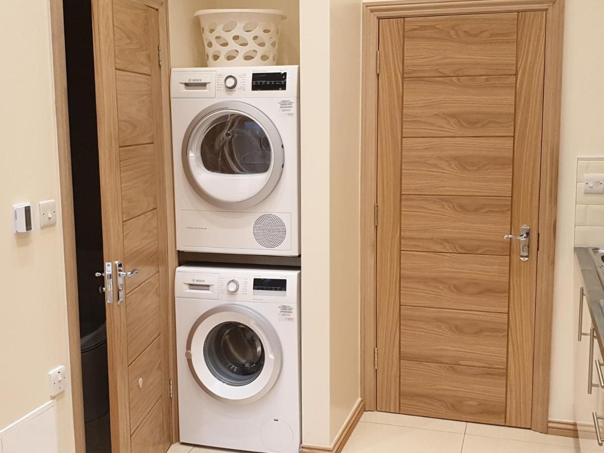 London Luxury Apartments 3 Bedroom Sleeps 8 With 3 Bathrooms 5 Mins Walk To Tube Station Free Parking Ilford Kültér fotó