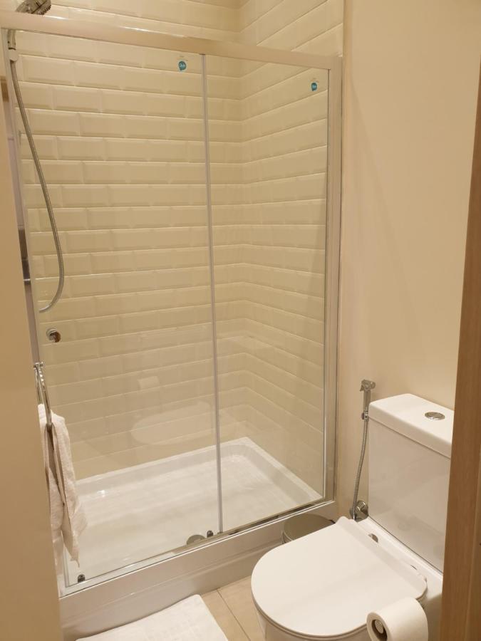 London Luxury Apartments 3 Bedroom Sleeps 8 With 3 Bathrooms 5 Mins Walk To Tube Station Free Parking Ilford Kültér fotó