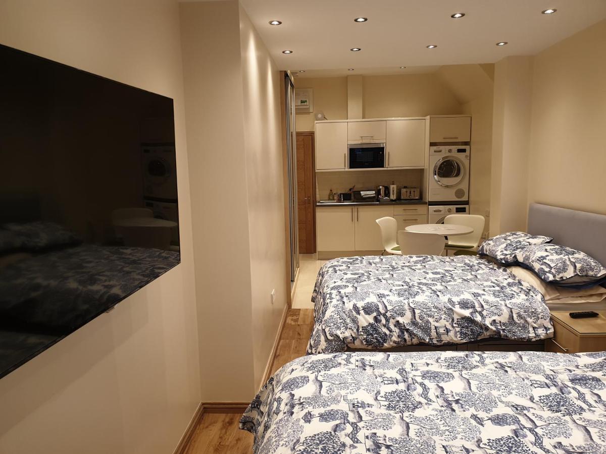 London Luxury Apartments 3 Bedroom Sleeps 8 With 3 Bathrooms 5 Mins Walk To Tube Station Free Parking Ilford Kültér fotó