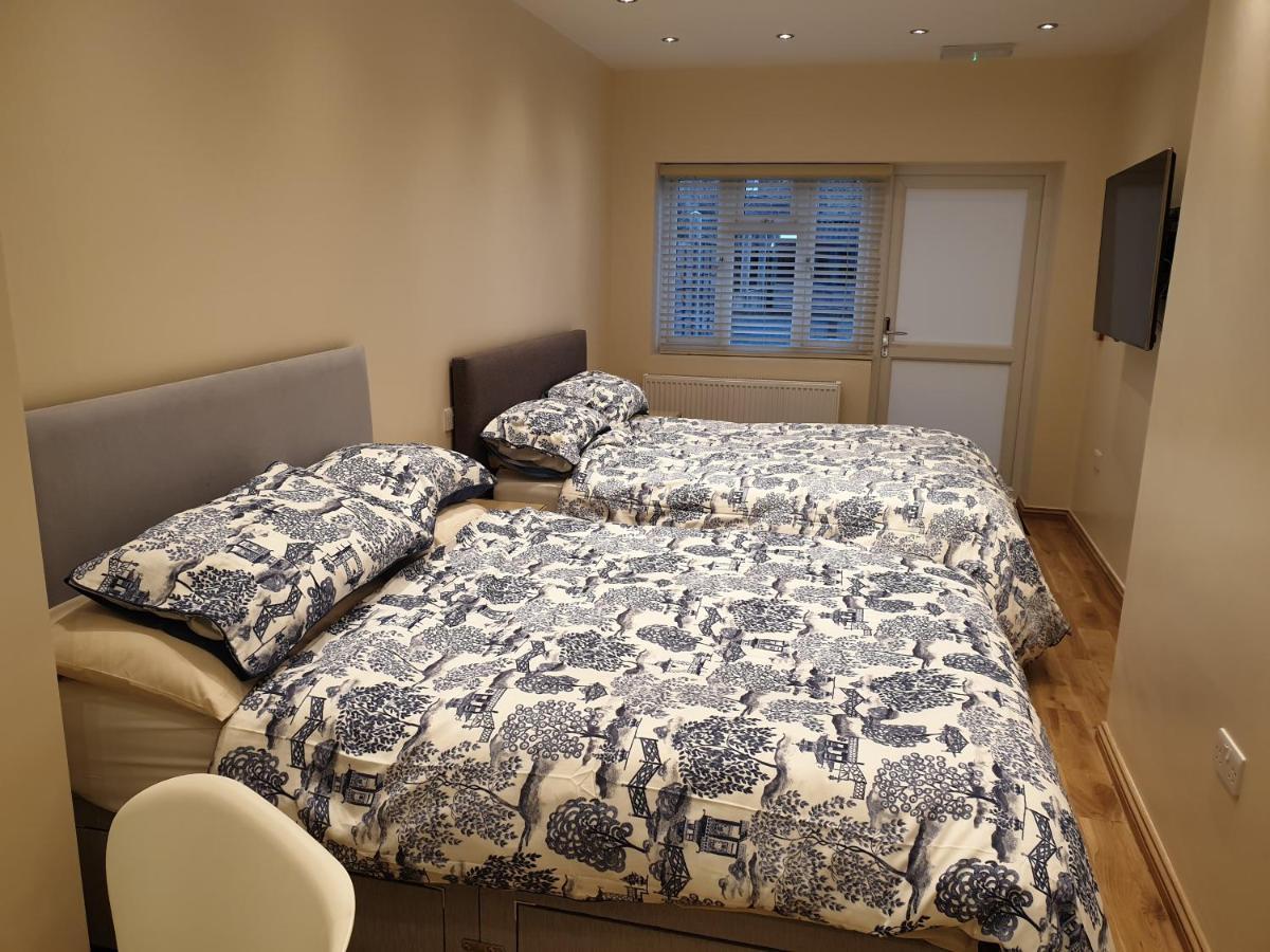 London Luxury Apartments 3 Bedroom Sleeps 8 With 3 Bathrooms 5 Mins Walk To Tube Station Free Parking Ilford Kültér fotó