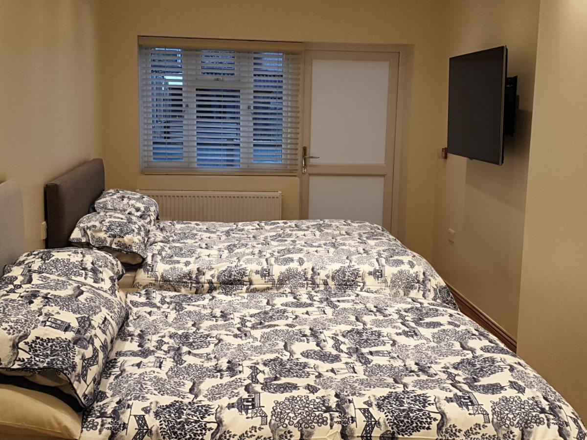London Luxury Apartments 3 Bedroom Sleeps 8 With 3 Bathrooms 5 Mins Walk To Tube Station Free Parking Ilford Kültér fotó