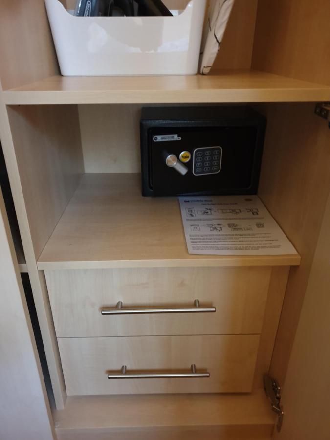 London Luxury Apartments 3 Bedroom Sleeps 8 With 3 Bathrooms 5 Mins Walk To Tube Station Free Parking Ilford Kültér fotó