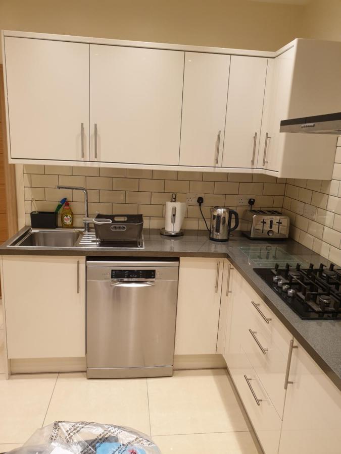 London Luxury Apartments 3 Bedroom Sleeps 8 With 3 Bathrooms 5 Mins Walk To Tube Station Free Parking Ilford Kültér fotó