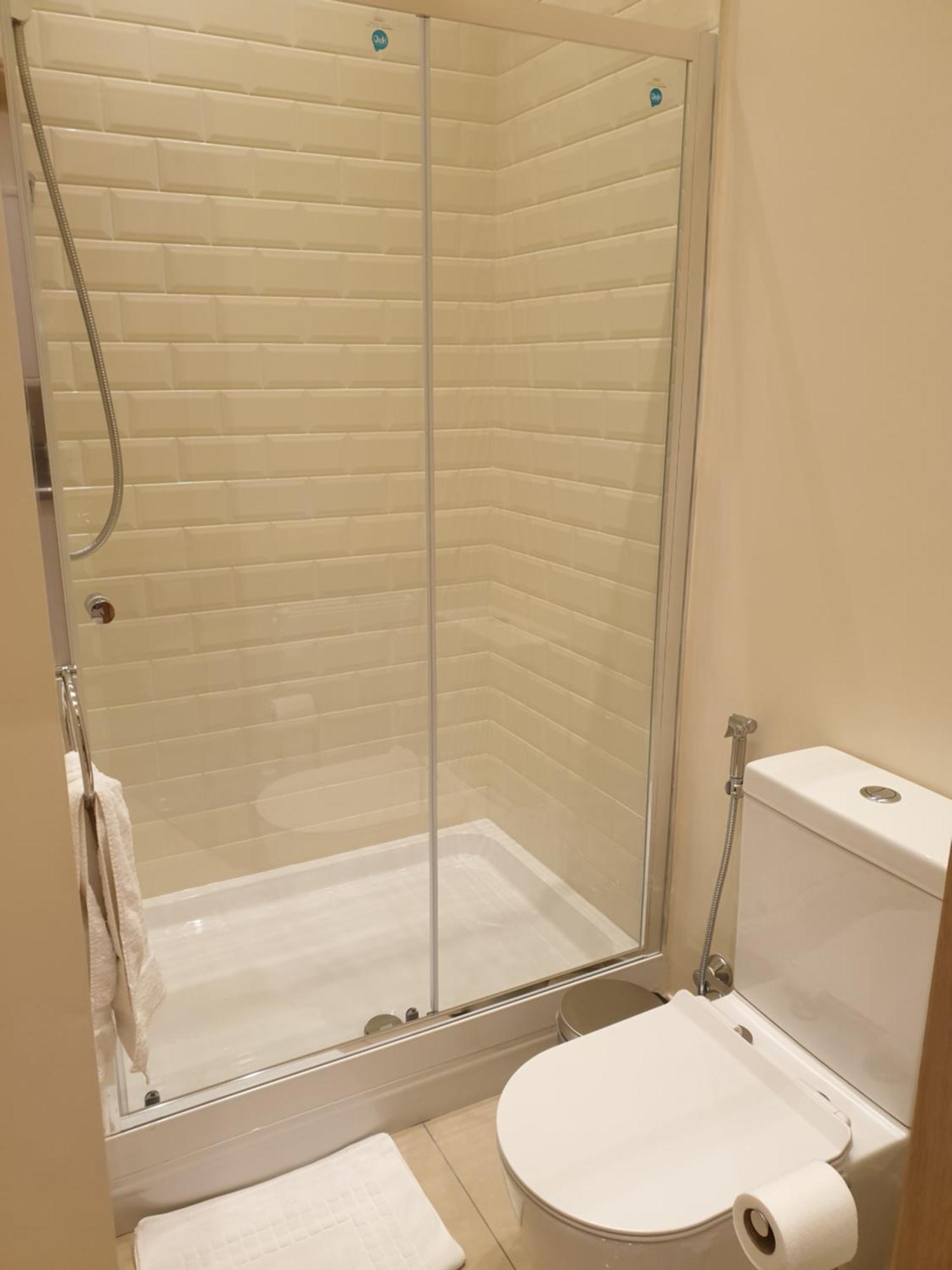 London Luxury Apartments 3 Bedroom Sleeps 8 With 3 Bathrooms 5 Mins Walk To Tube Station Free Parking Ilford Kültér fotó