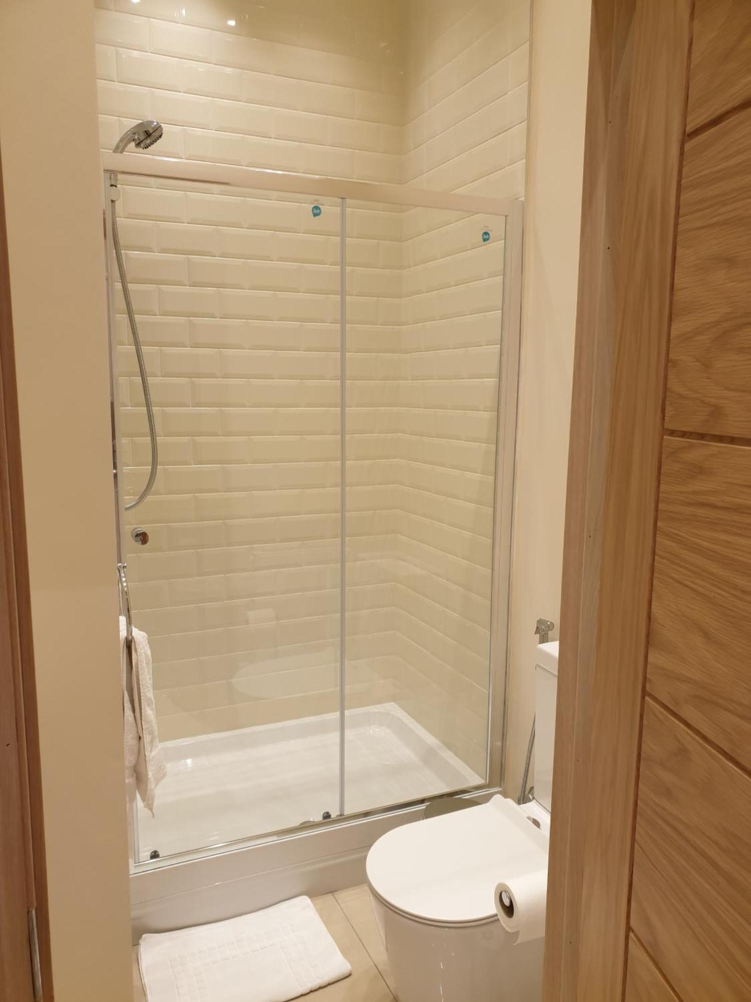 London Luxury Apartments 3 Bedroom Sleeps 8 With 3 Bathrooms 5 Mins Walk To Tube Station Free Parking Ilford Kültér fotó