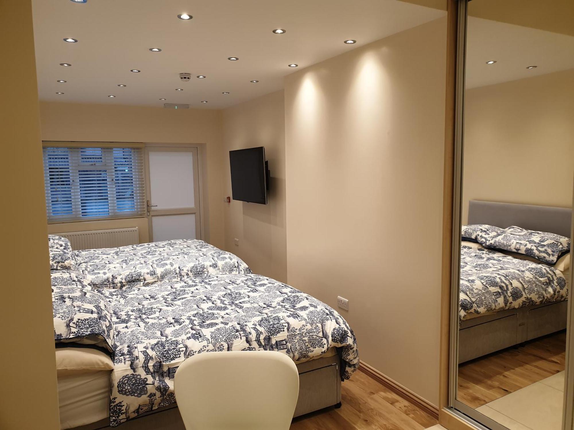 London Luxury Apartments 3 Bedroom Sleeps 8 With 3 Bathrooms 5 Mins Walk To Tube Station Free Parking Ilford Kültér fotó