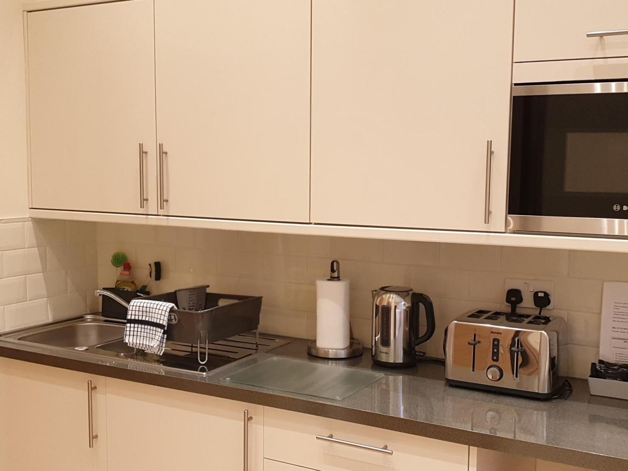 London Luxury Apartments 3 Bedroom Sleeps 8 With 3 Bathrooms 5 Mins Walk To Tube Station Free Parking Ilford Kültér fotó