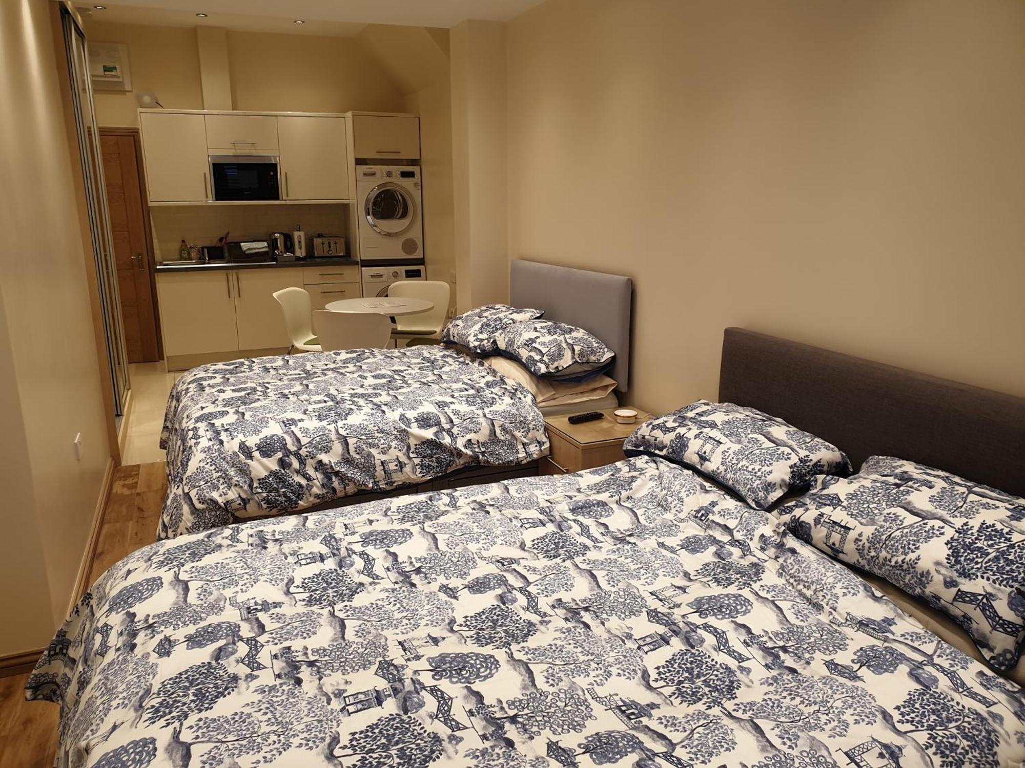 London Luxury Apartments 3 Bedroom Sleeps 8 With 3 Bathrooms 5 Mins Walk To Tube Station Free Parking Ilford Kültér fotó